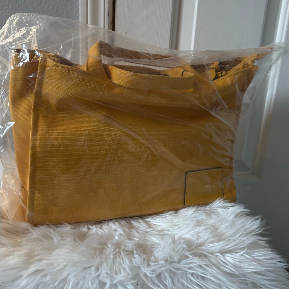 DKNY Tote Bag 

HADLEE SMALL TOTE
Comp Value: $138.00